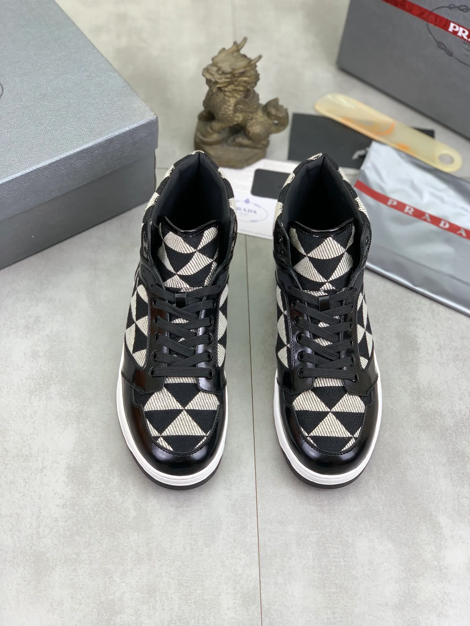 Men's shoes 💰P620 new model (high version) The new PRADA (Prada) high-top counter has launched the classic model at the same time. The new men's shoes and 😘fabrics are selected from the original imported calfskin. First layer of imported cowhide lining. The original version is awesome! 👍🏿Original open-molded non-slip PU outsole, with exquisite lines, simple and elegant, super comfortable and classy on foot, suitable for leisure travel. Code number:38-45